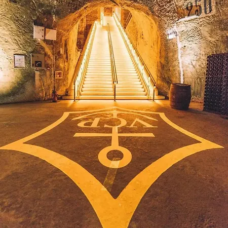 Maison Au Coeur Des Caves De Champagnes *